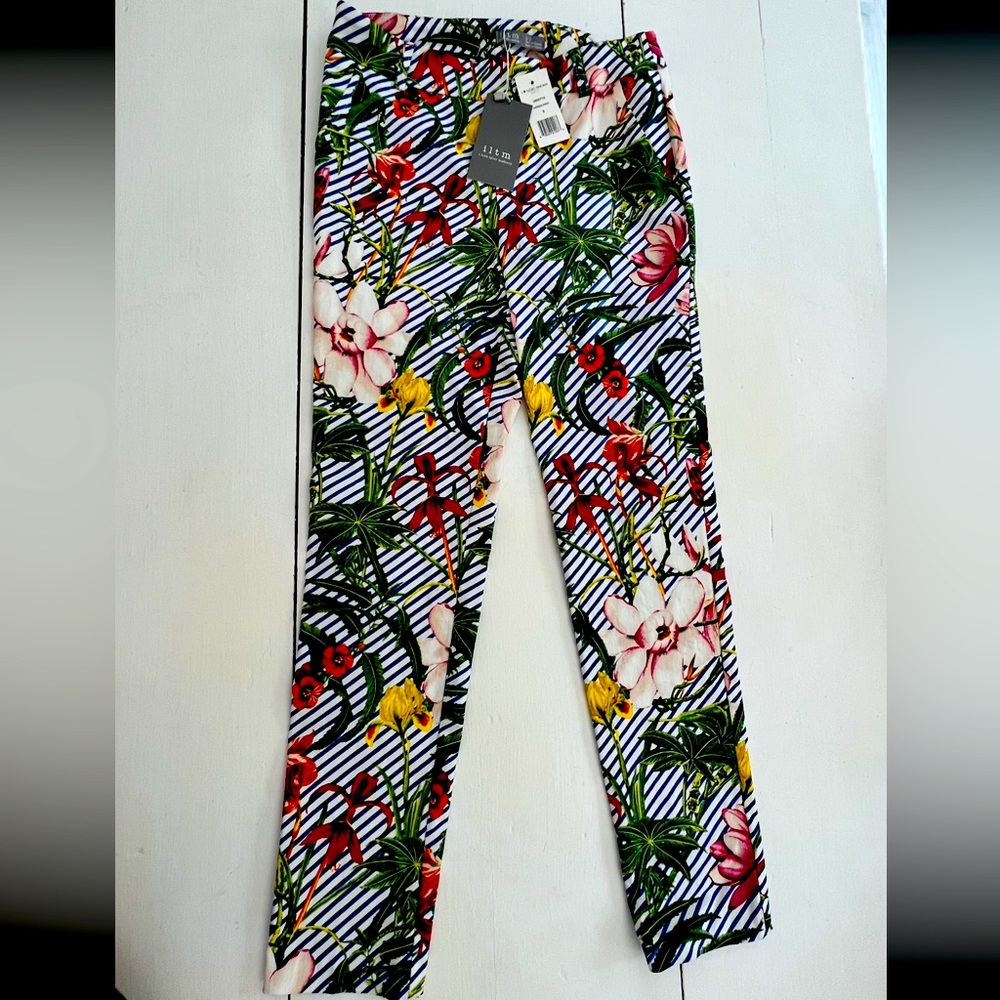 NWT ILTM Small women’s Capri Floral pants! Super cute pattern Slim fit